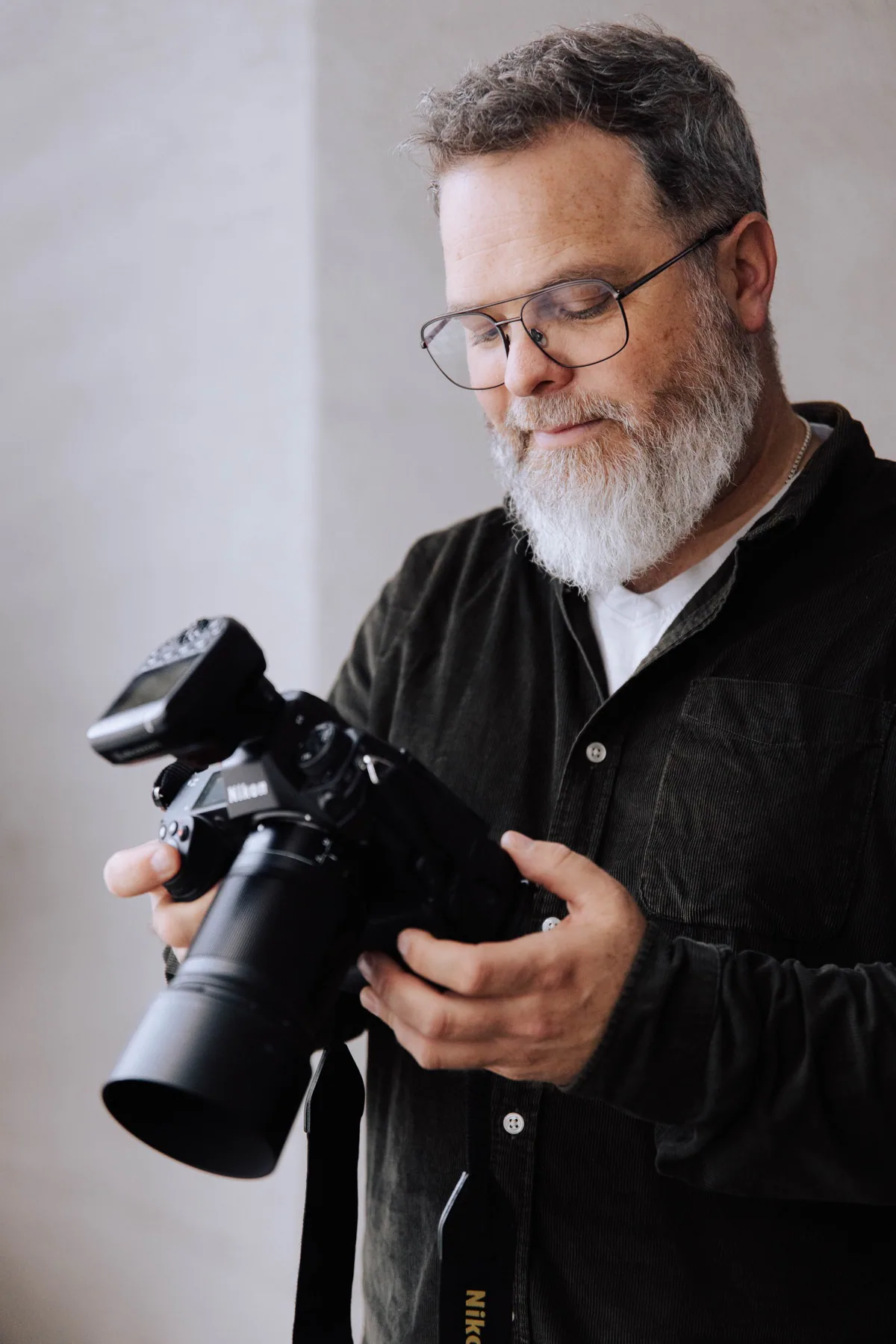 Fotograf Pär Olert med sin kamera