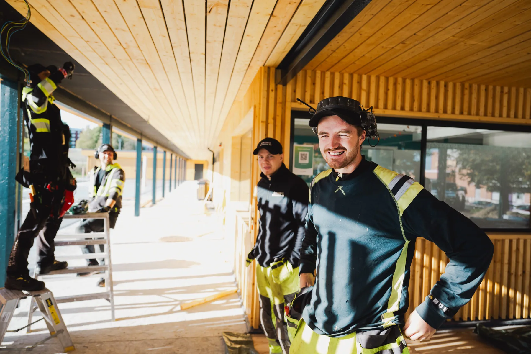 Byggarbetare från Sundsvalls Byggarna under arbete i en träklädd byggnad